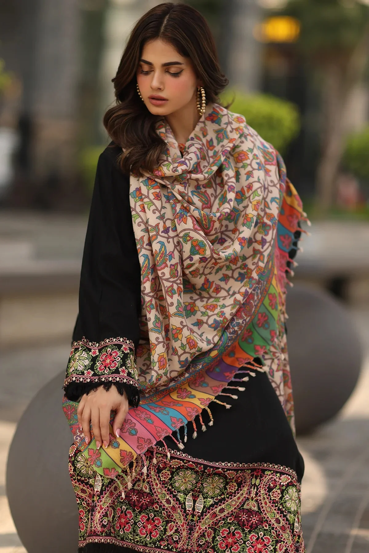3-pc embroidered set - Image 4