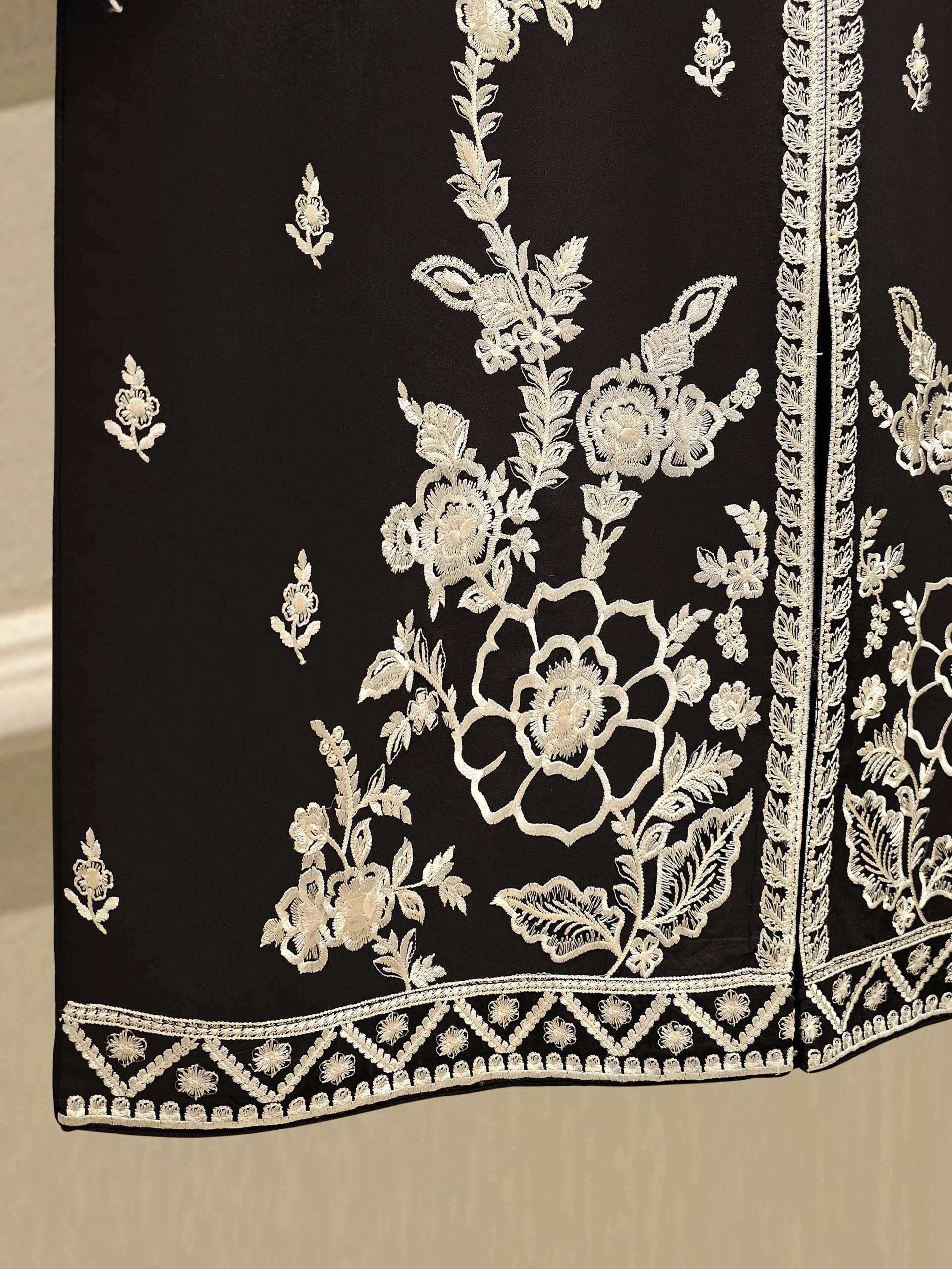 3 Piece - Embroidered Lawn Suit - Image 4