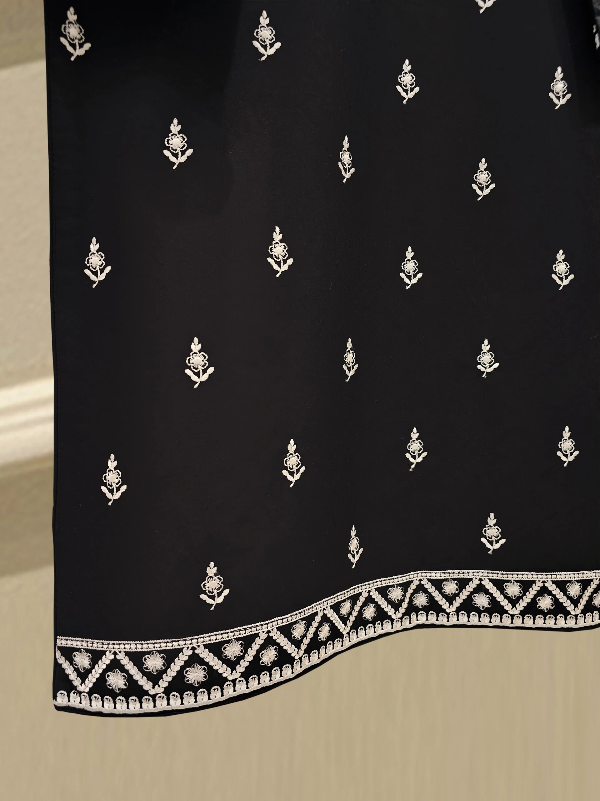 3 Piece - Embroidered Lawn Suit - Image 7