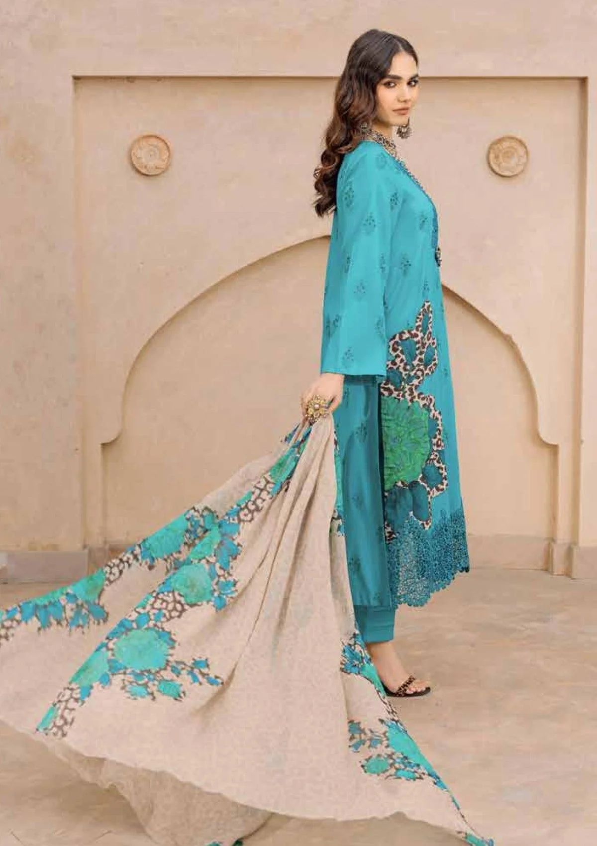 Andaaz Luxury Lawn Vol-01 - Image 5