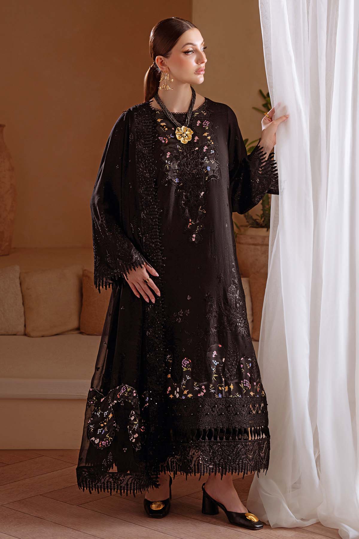 Embroidered Karandi 3 pc - Image 4