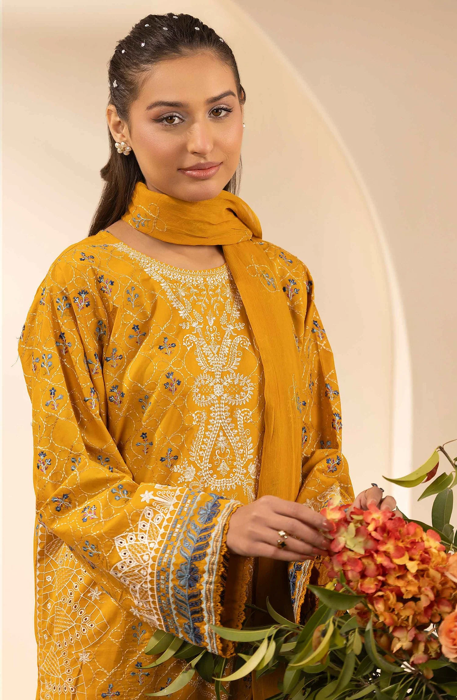 Embroidered Lawn Unstitched 3 Piece Suit - Image 3