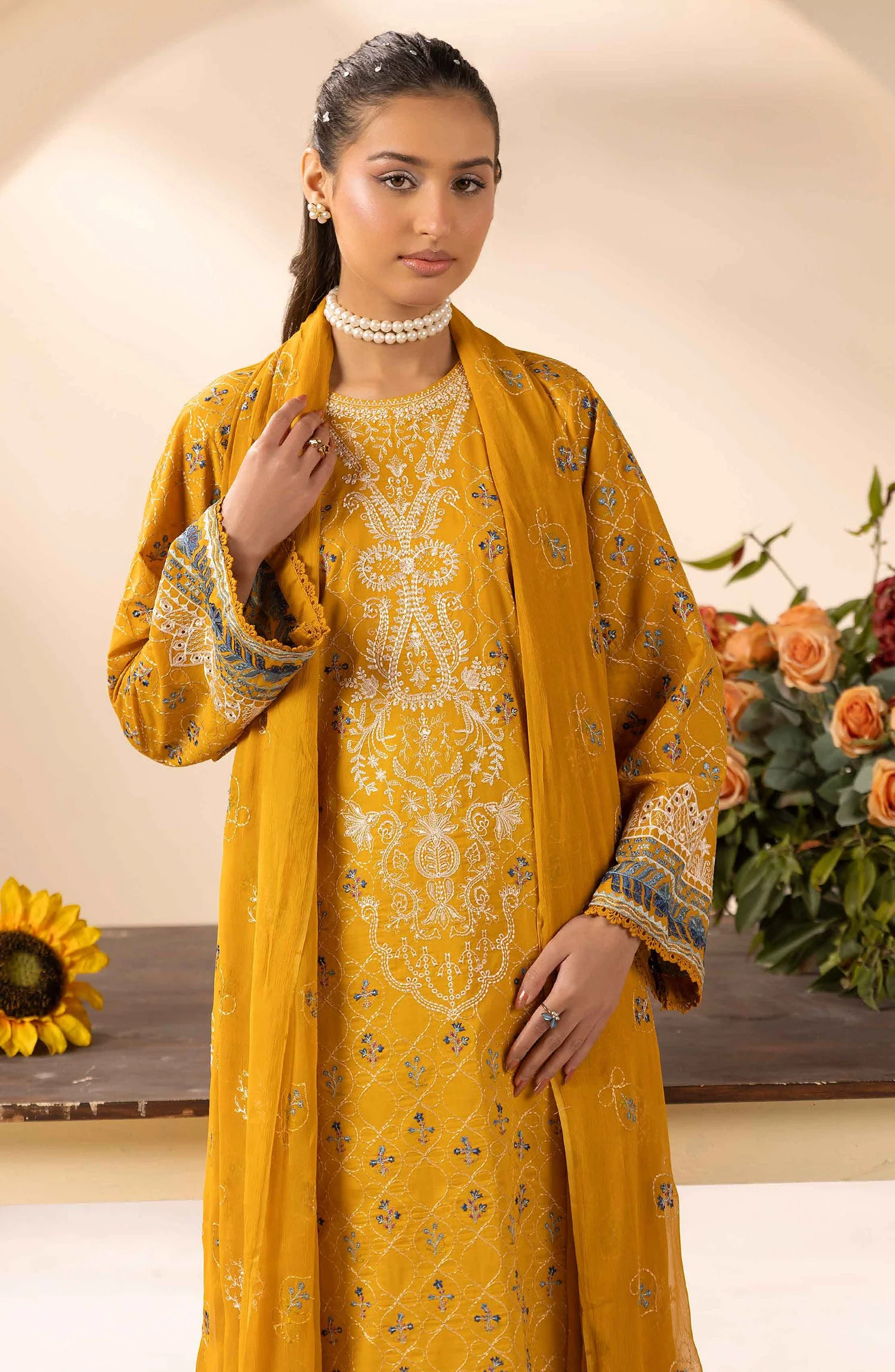 Embroidered Lawn Unstitched 3 Piece Suit - Image 4