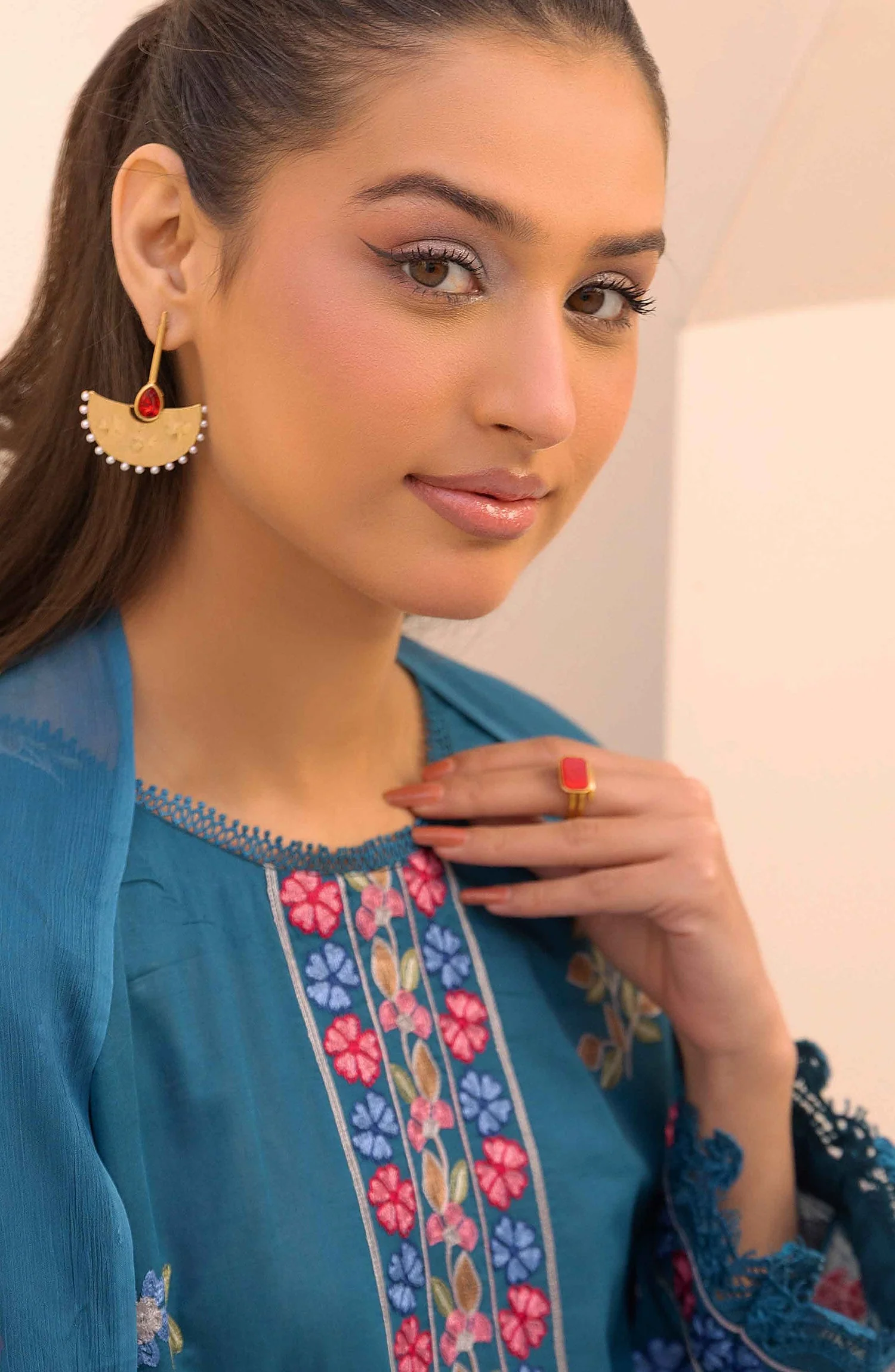 Embroidered Lawn Unstitched 3 Piece Suit - Image 4