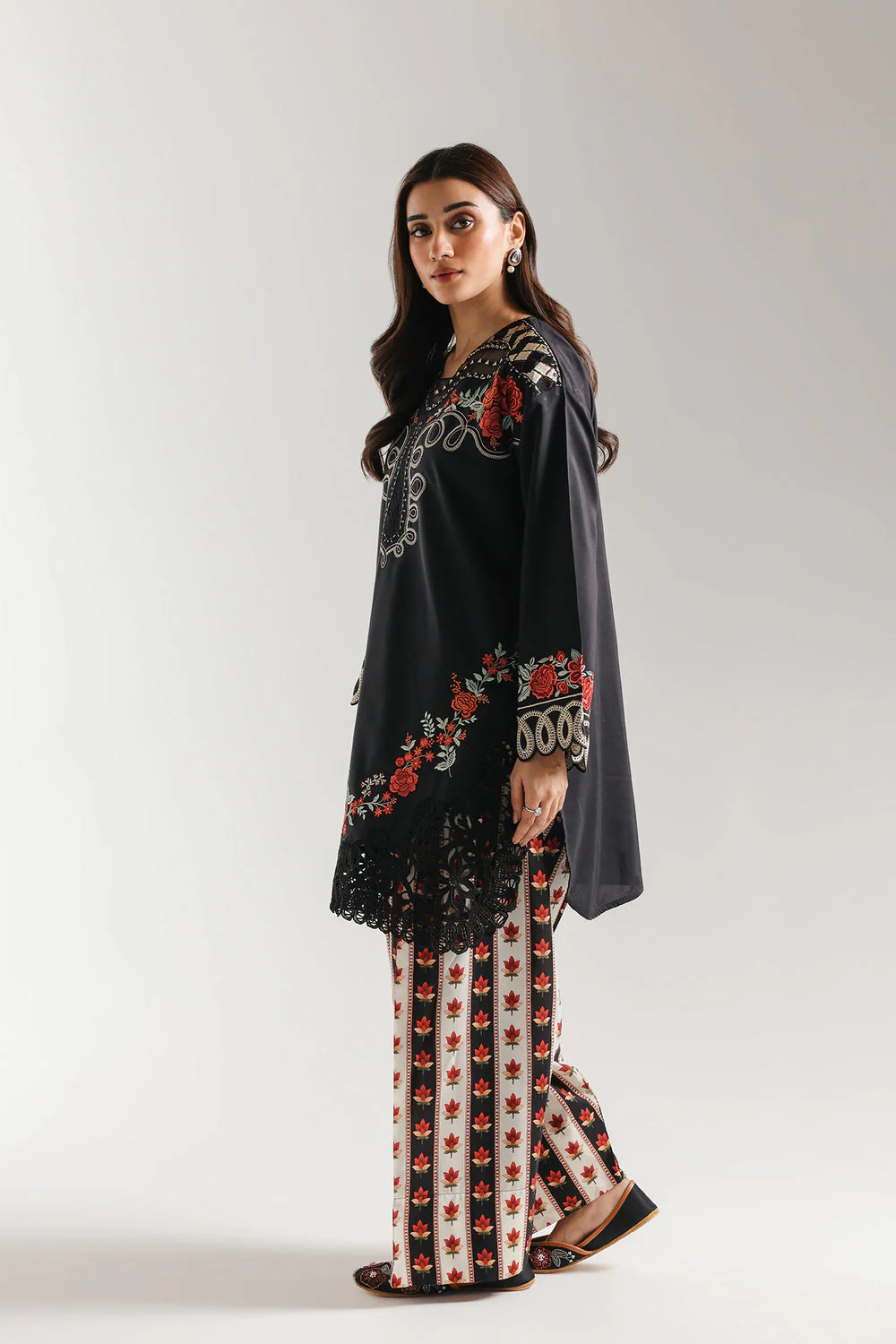 EMBROIDERED SUIT - Image 3
