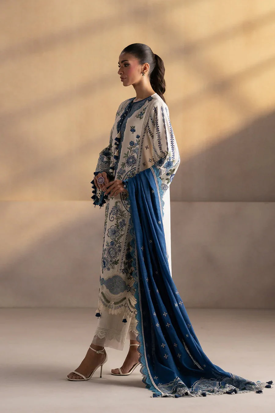 EMBROIDERED SUIT - Image 3