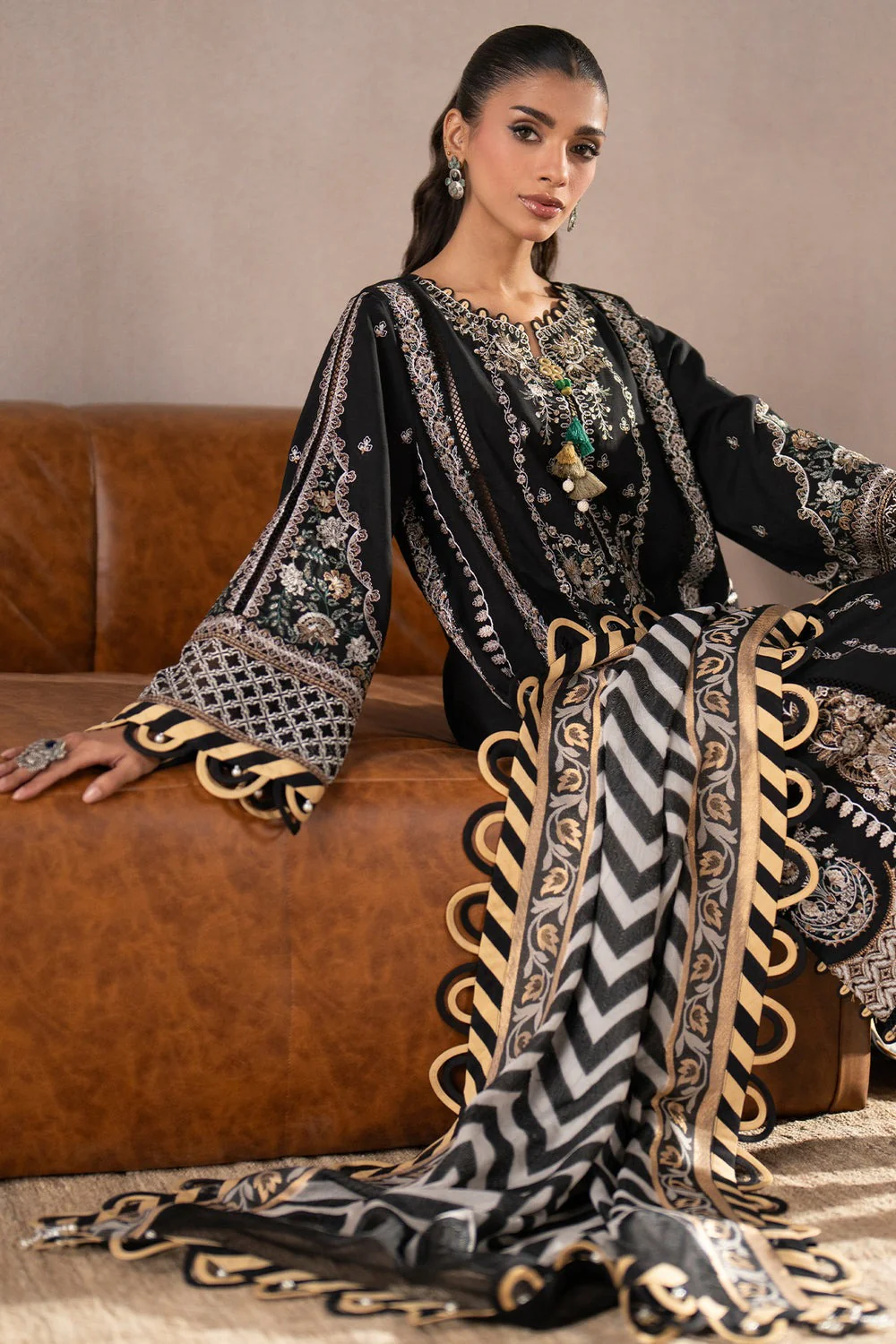 EMBROIDERED SUIT - Image 4