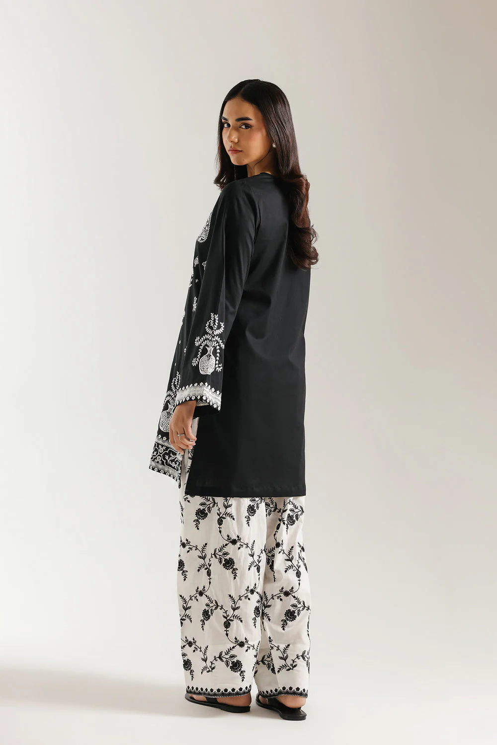 EMBROIDERED SUIT - Image 2