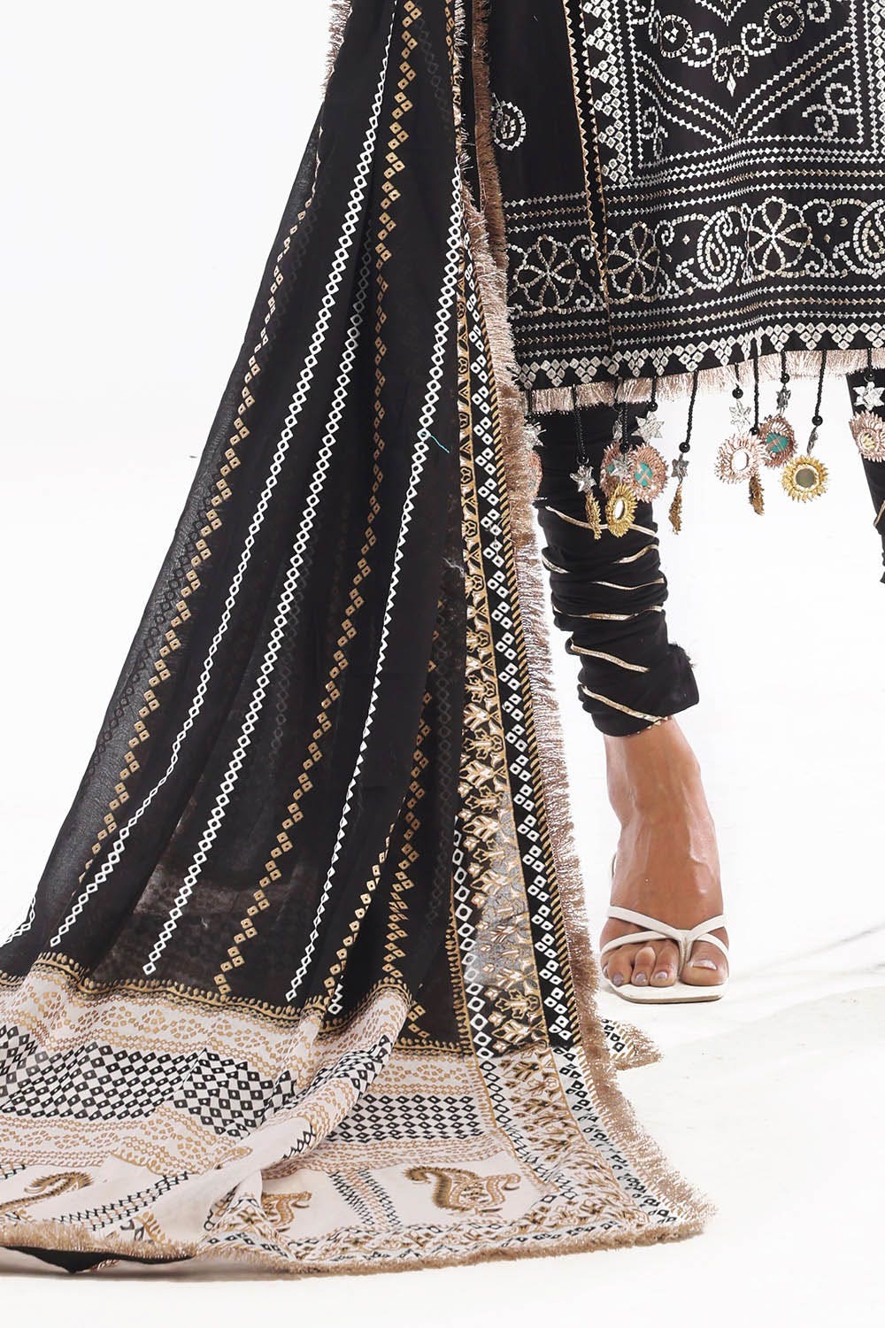 Zari Embroidered Lawn Suit - Image 3