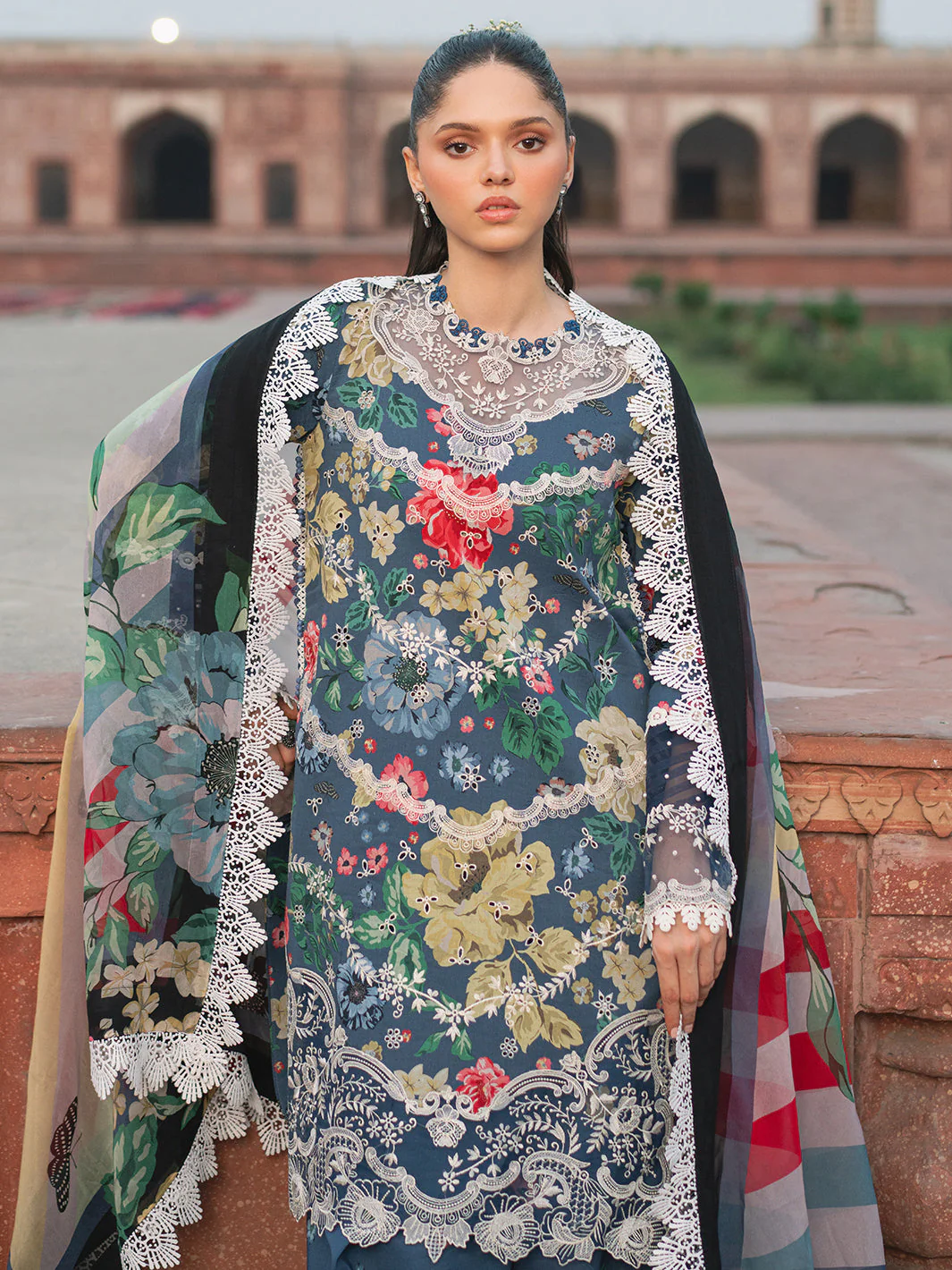 Naqsh Naaz Luxury Lawn - Image 3