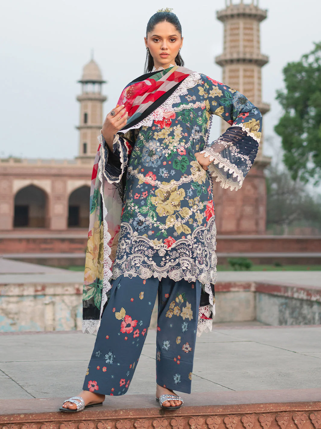 Naqsh Naaz Luxury Lawn - Image 5