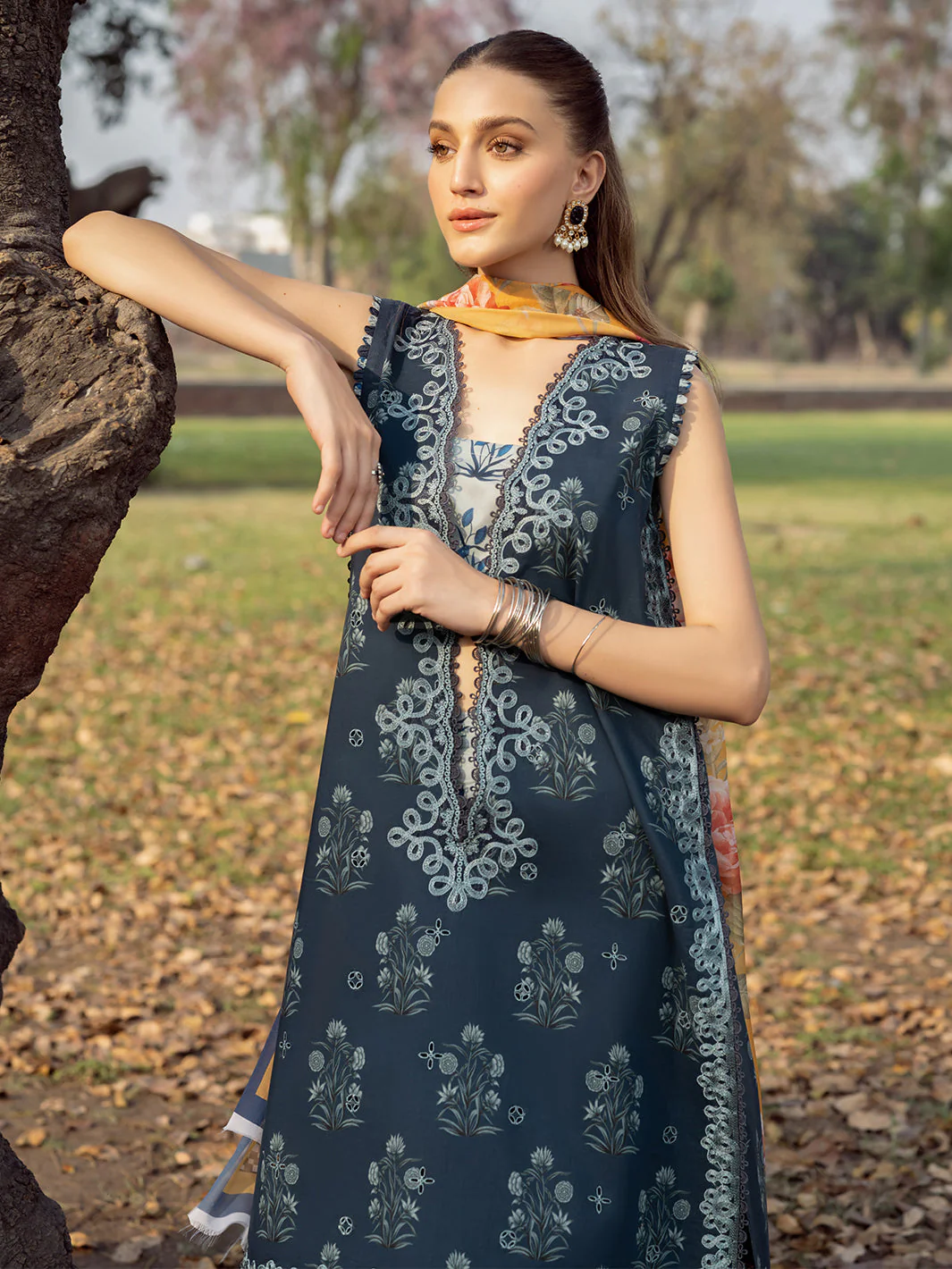 Naqsh Naaz Luxury Lawn - Image 3