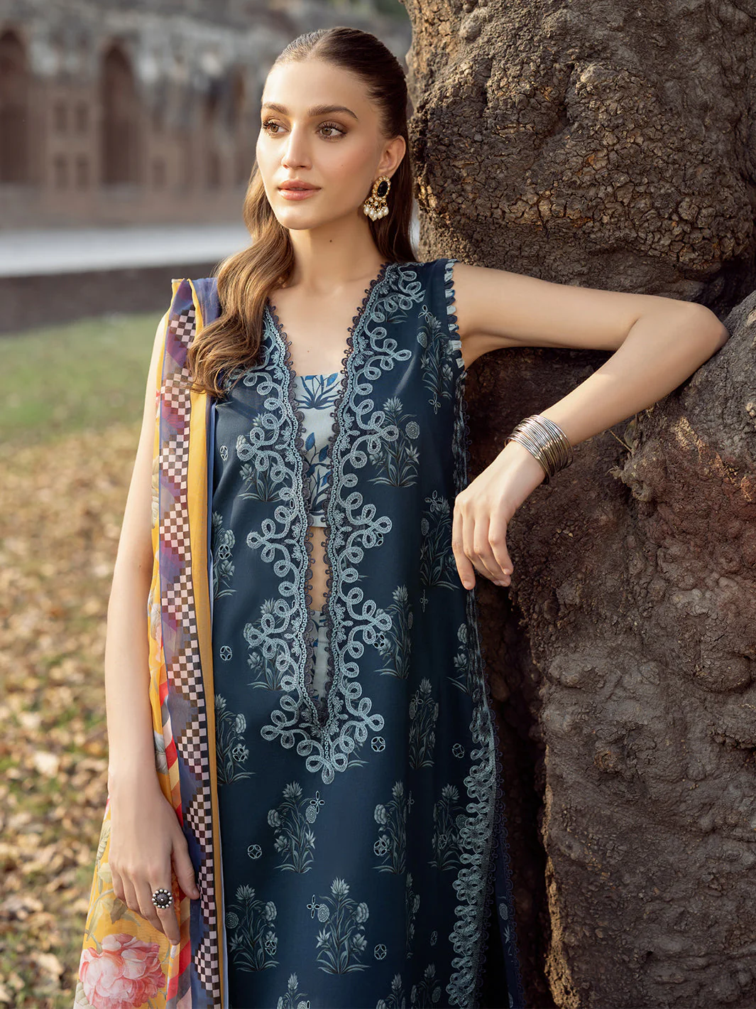 Naqsh Naaz Luxury Lawn - Image 4