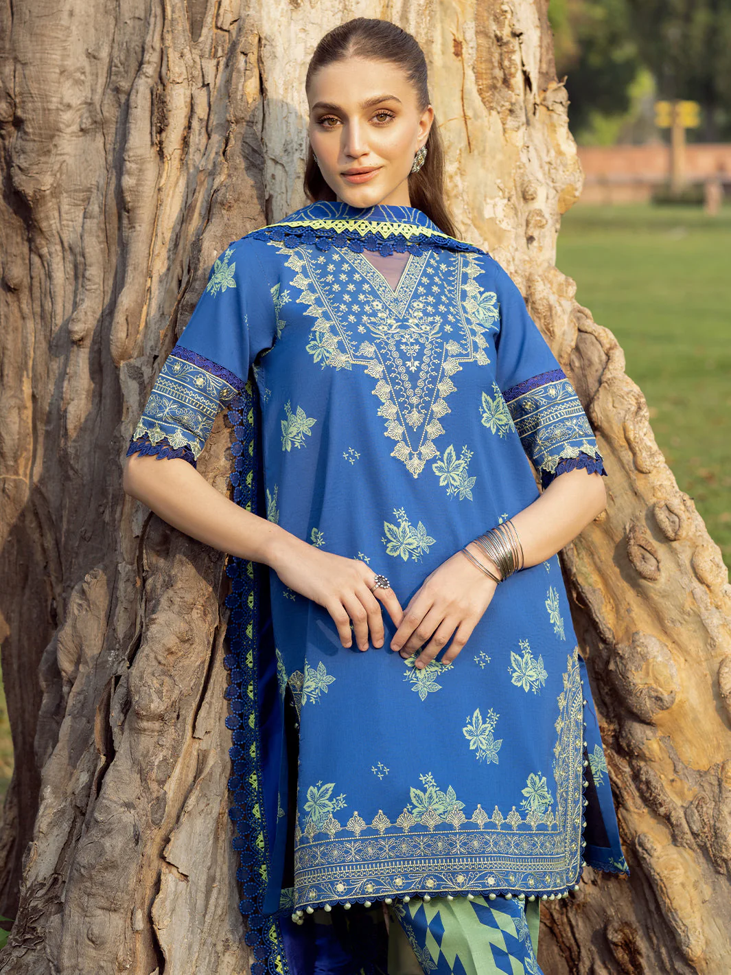 Naqsh Naaz Luxury Lawn - Image 3