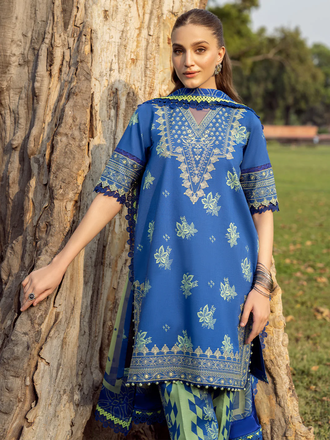 Naqsh Naaz Luxury Lawn - Image 4