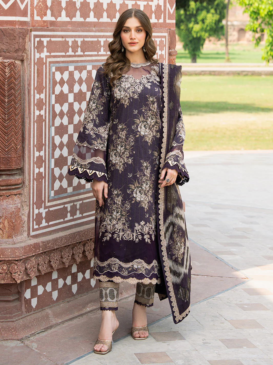 Naqsh Naaz Luxury Lawn - Image 4