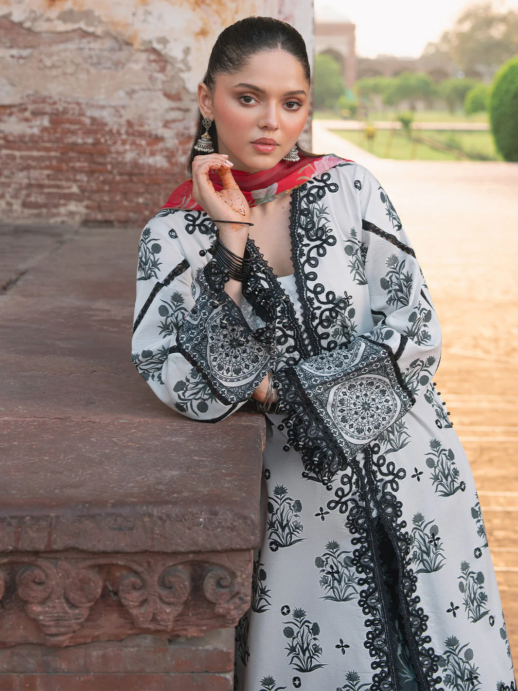 Naqsh Naaz Luxury Lawn - Image 6