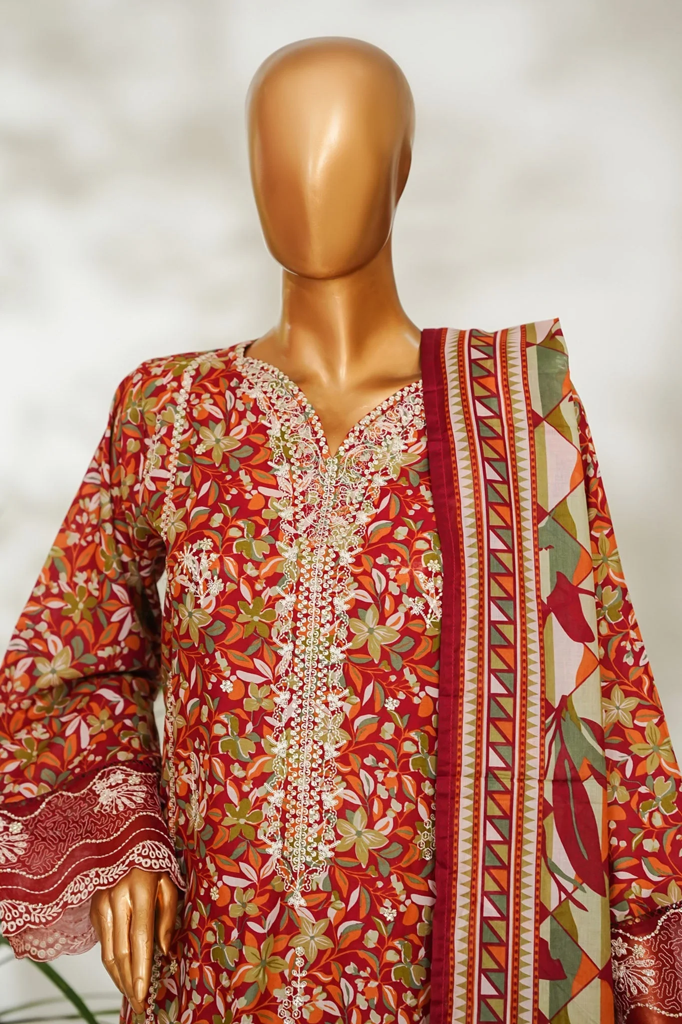 Stitched 3 Piece Exclusive Emb Lawn - Image 3
