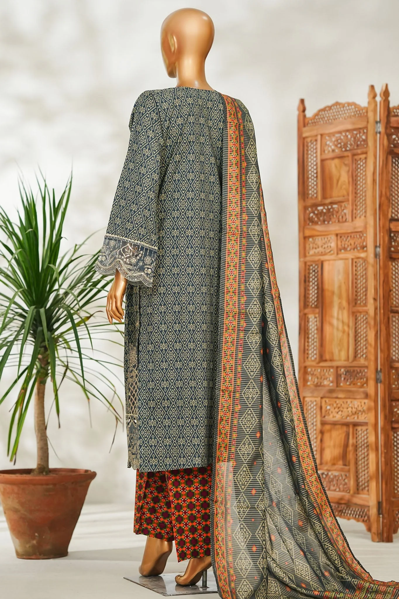 Stitched 3 Piece Exclusive Emb Lawn - Image 2