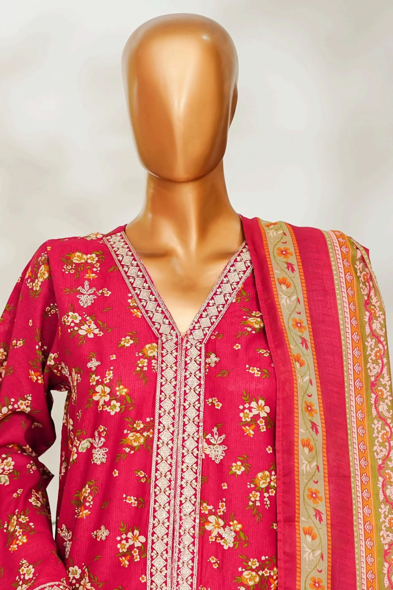 Stitched 3 Piece Exclusive Emb Lawn - Image 3