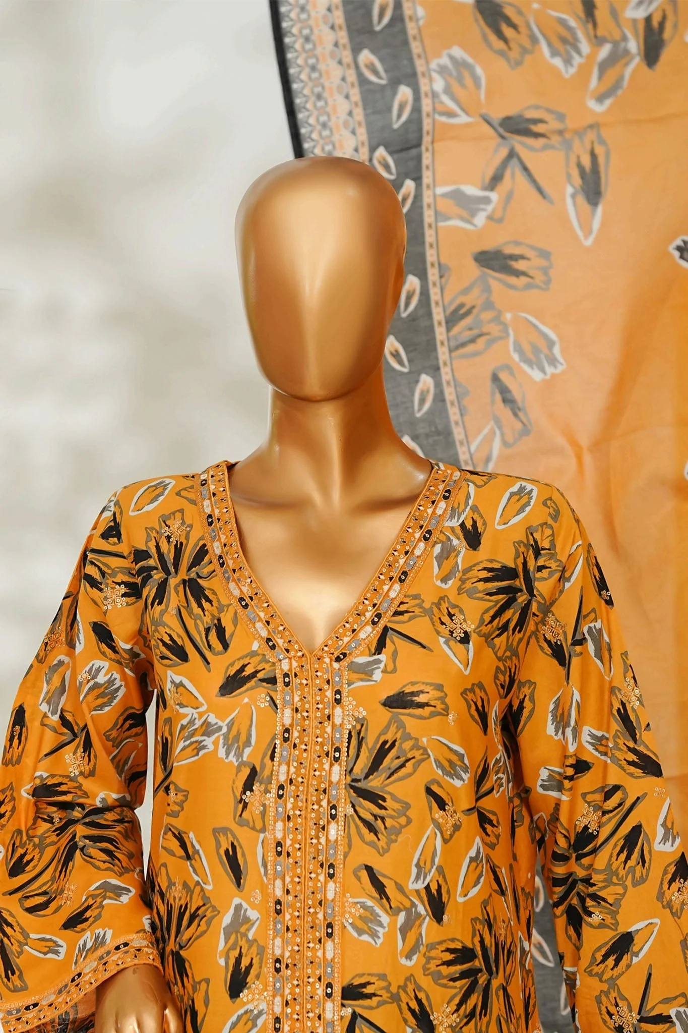 Stitched 3 Piece Exclusive Emb Lawn - Image 3