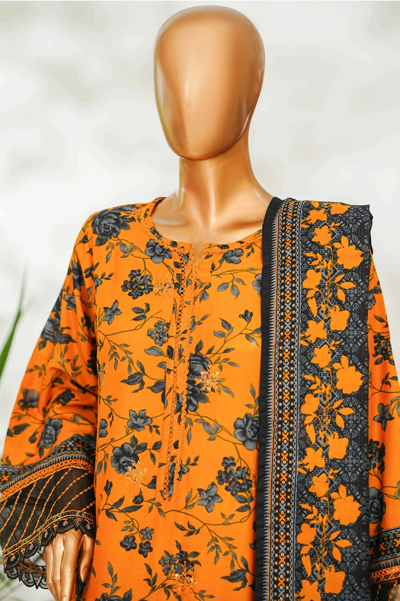 Stitched 3 Piece Exclusive Emb Lawn - Image 3