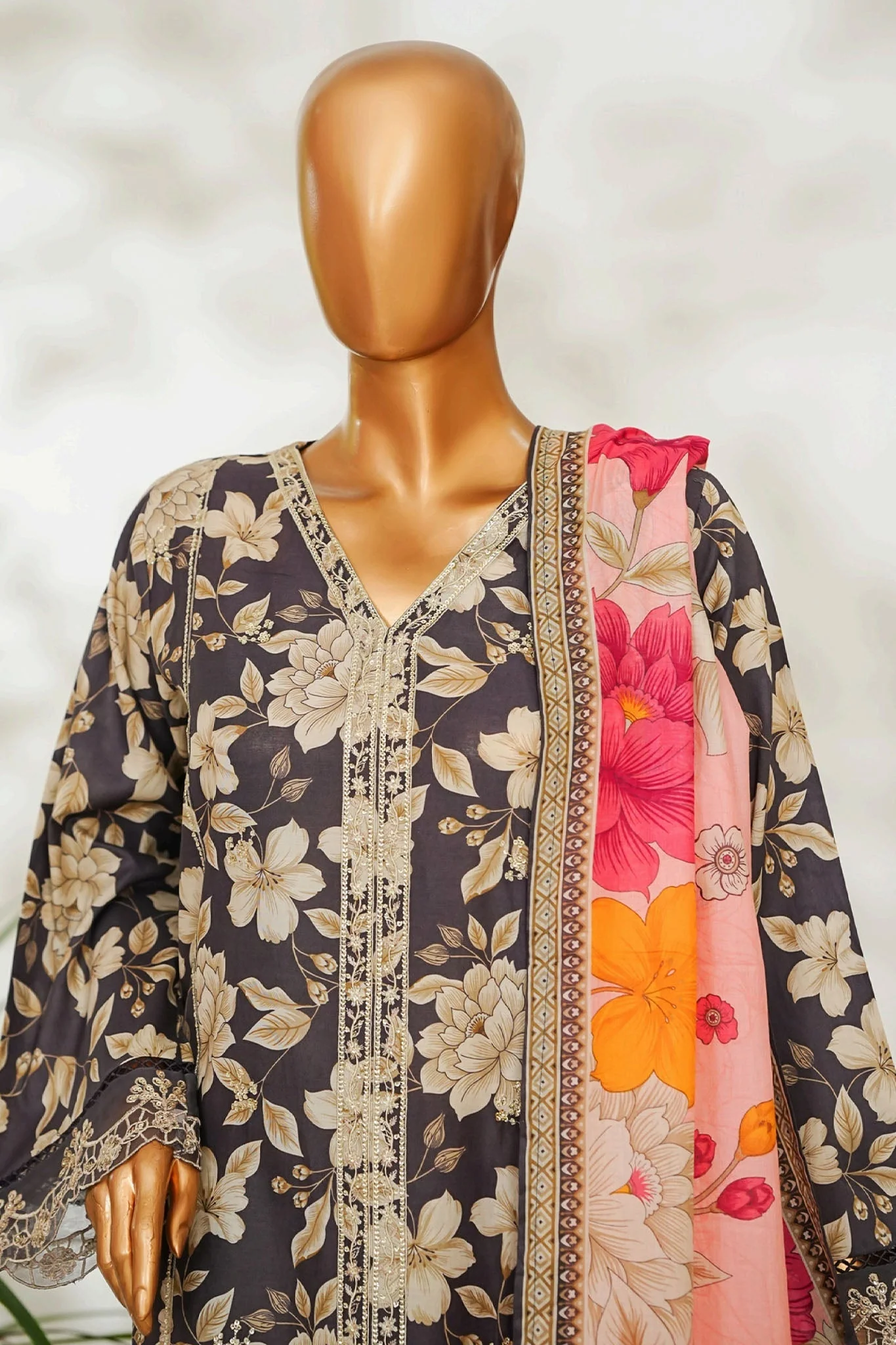 Stitched 3 Piece Exclusive Emb Lawn - Image 3