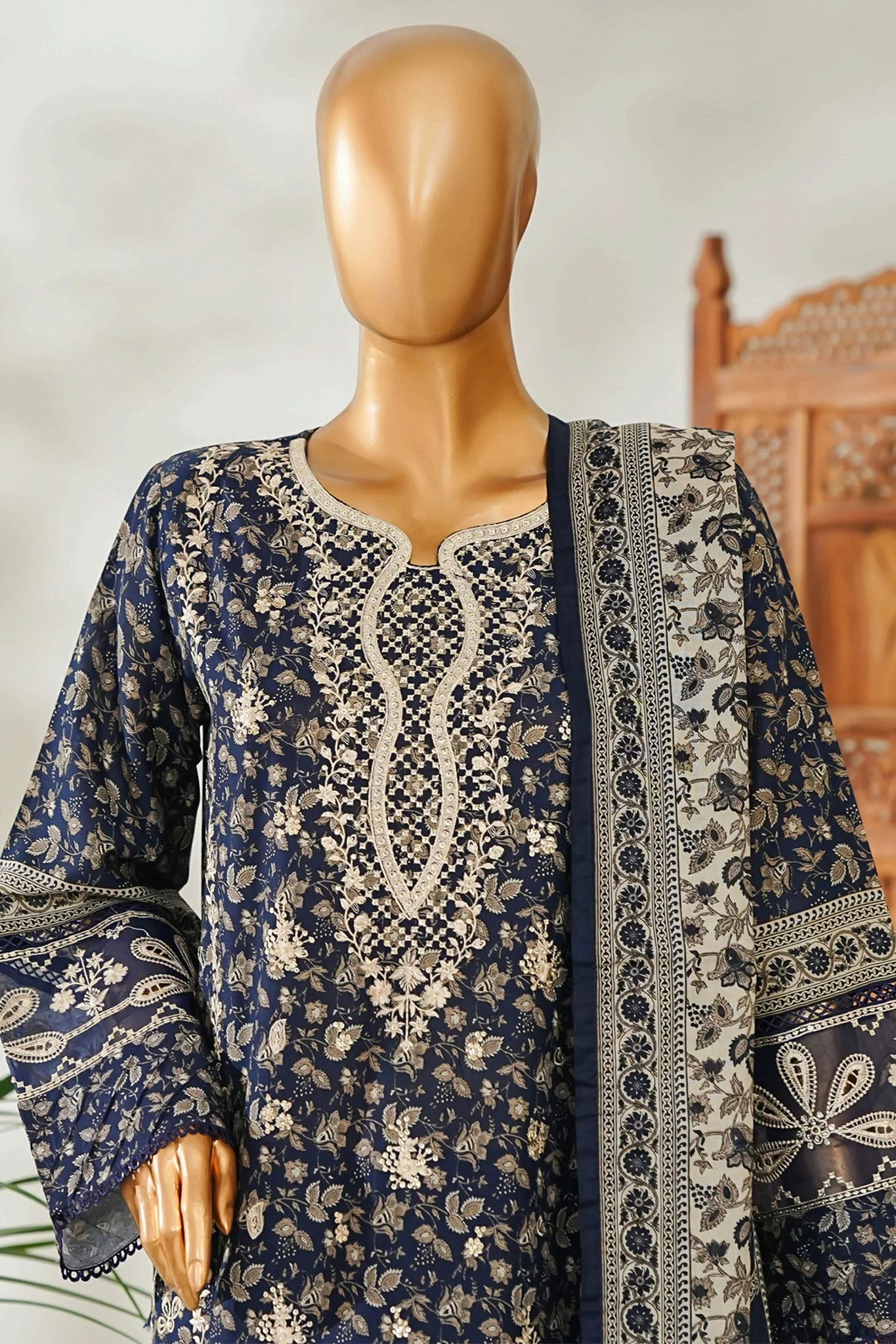Stitched 3 Piece Exclusive Emb Lawn - Image 3