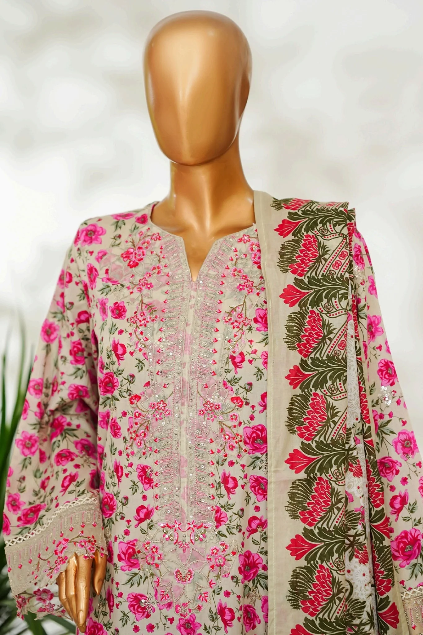 Stitched 3 Piece Exclusive Emb Lawn - Image 3