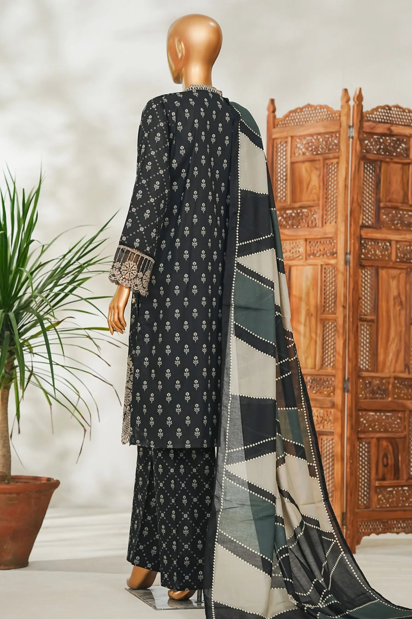 Stitched 3 Piece Exclusive Emb Lawn - Image 2