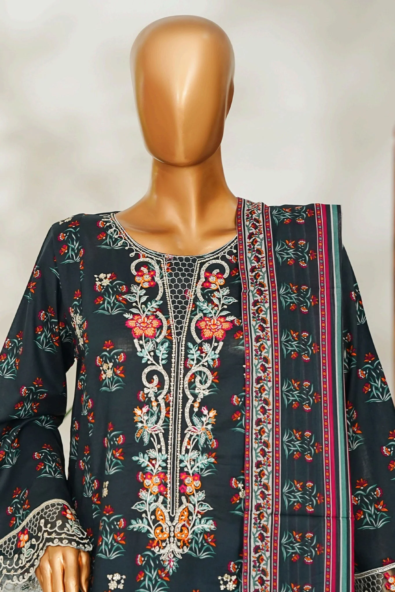 Stitched 3 Piece Exclusive Emb Lawn - Image 3