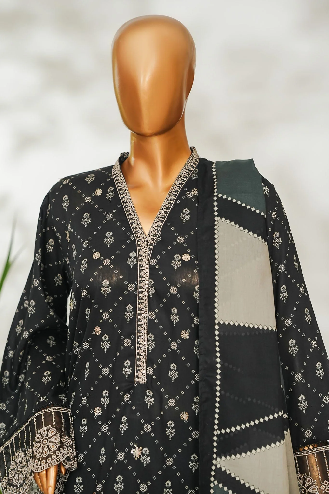 Stitched 3 Piece Exclusive Emb Lawn - Image 3