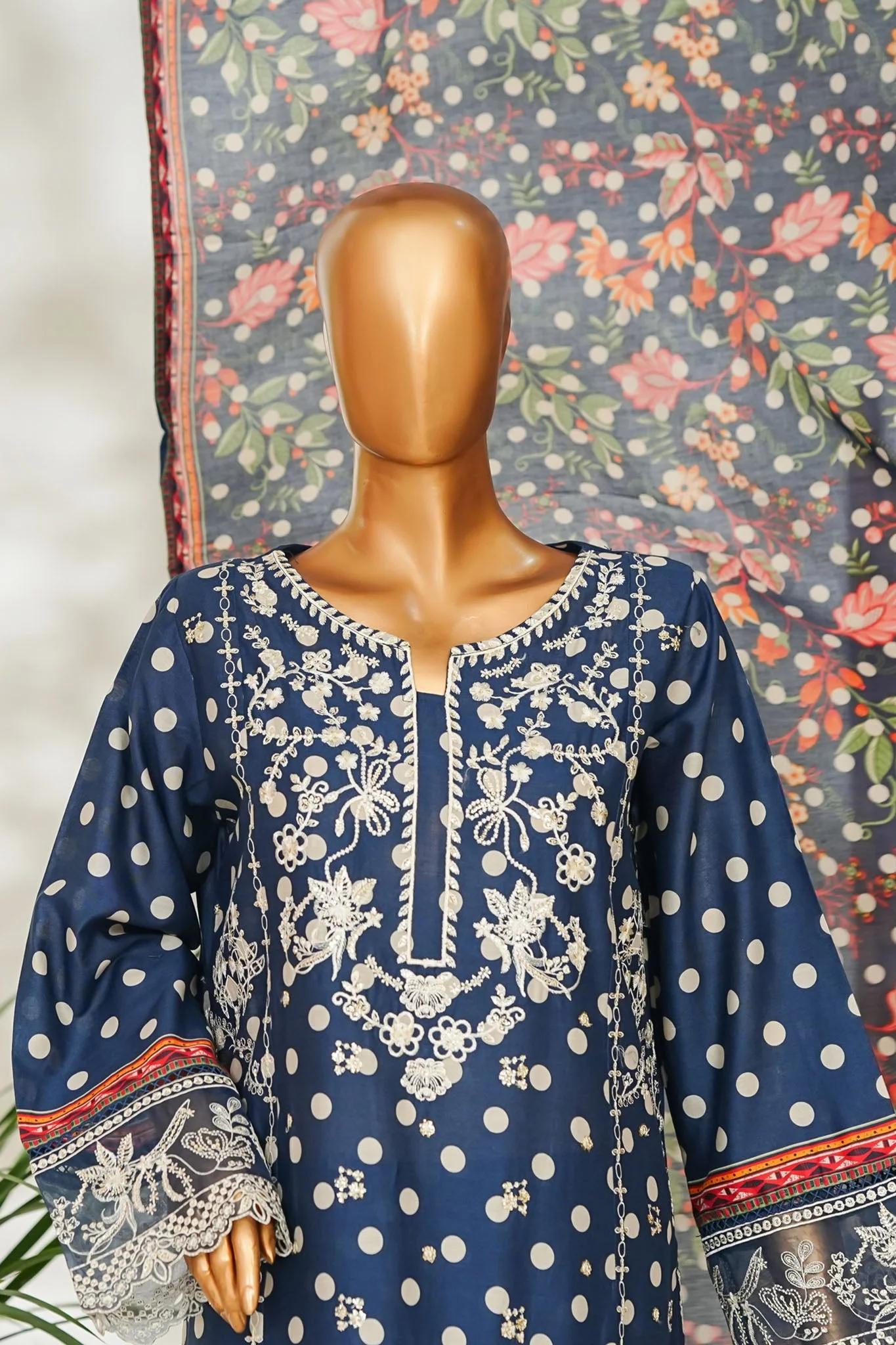 Stitched 3 Piece Exclusive Emb Lawn - Image 3