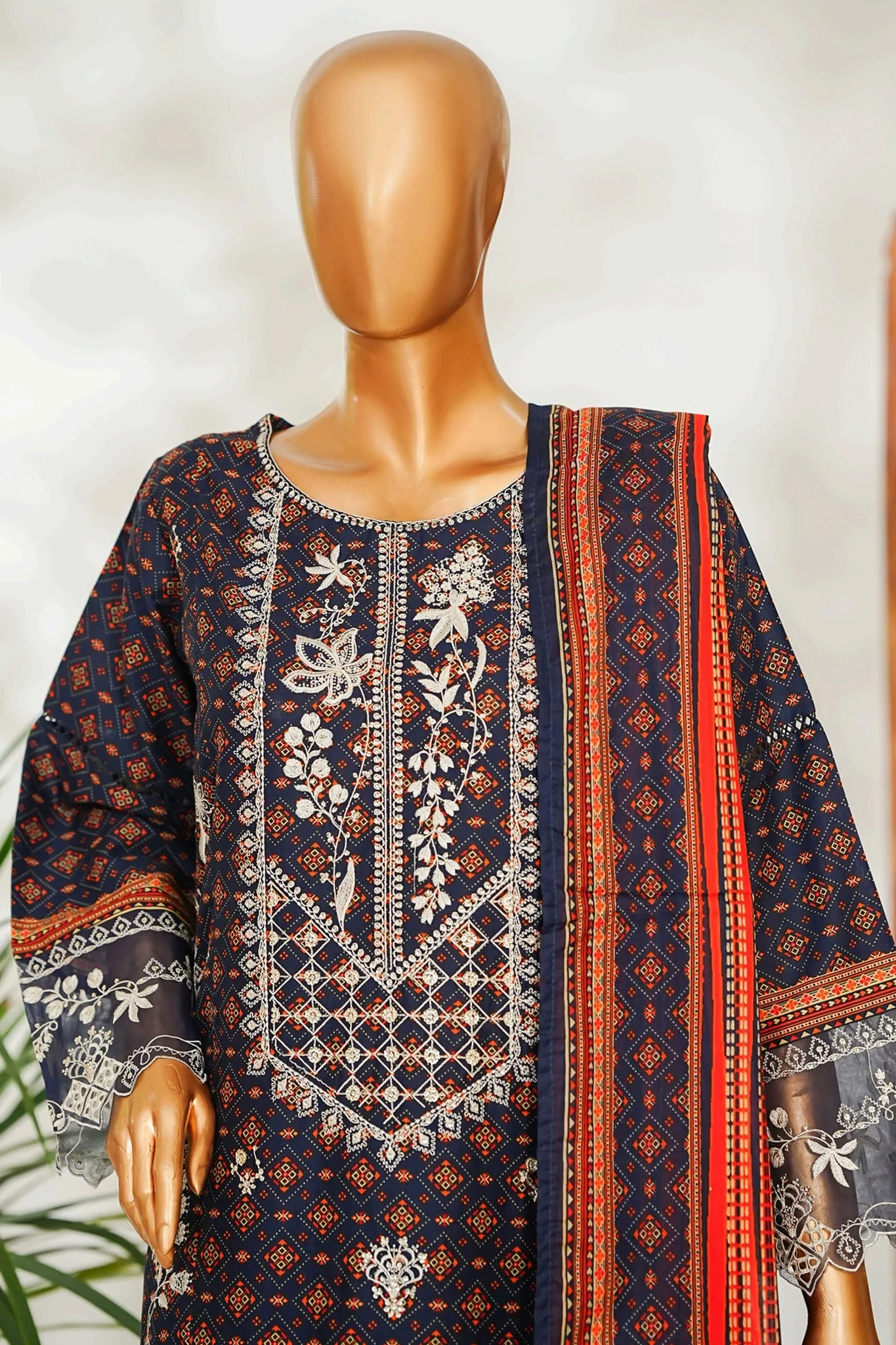 Stitched 3 Piece Exclusive Emb Lawn - Image 3