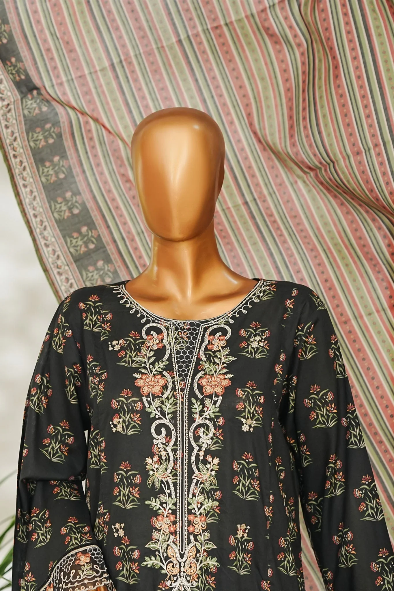 Stitched 3 Piece Exclusive Emb Lawn - Image 3