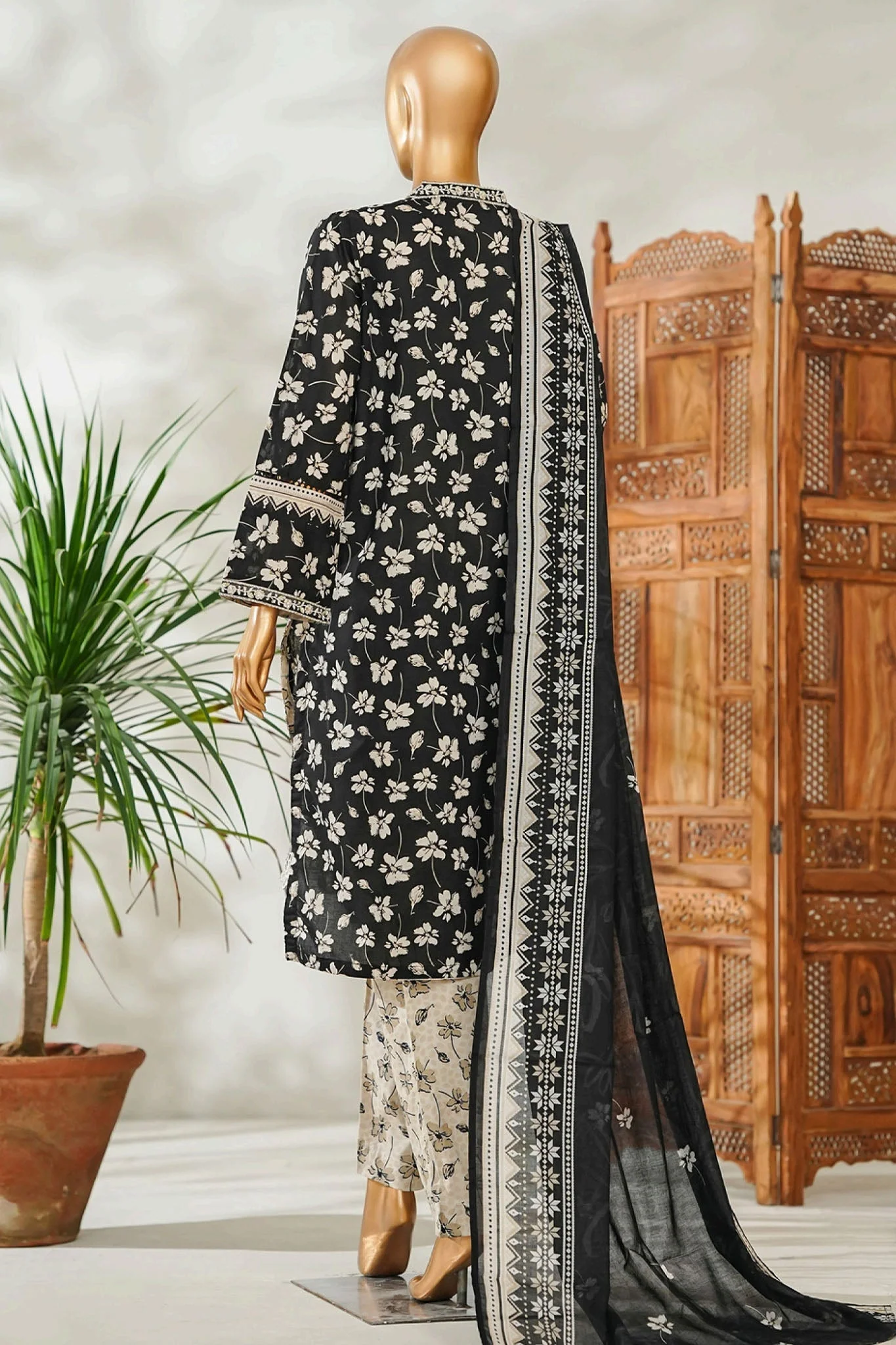 Stitched 3 Piece Exclusive Emb Lawn - Image 2