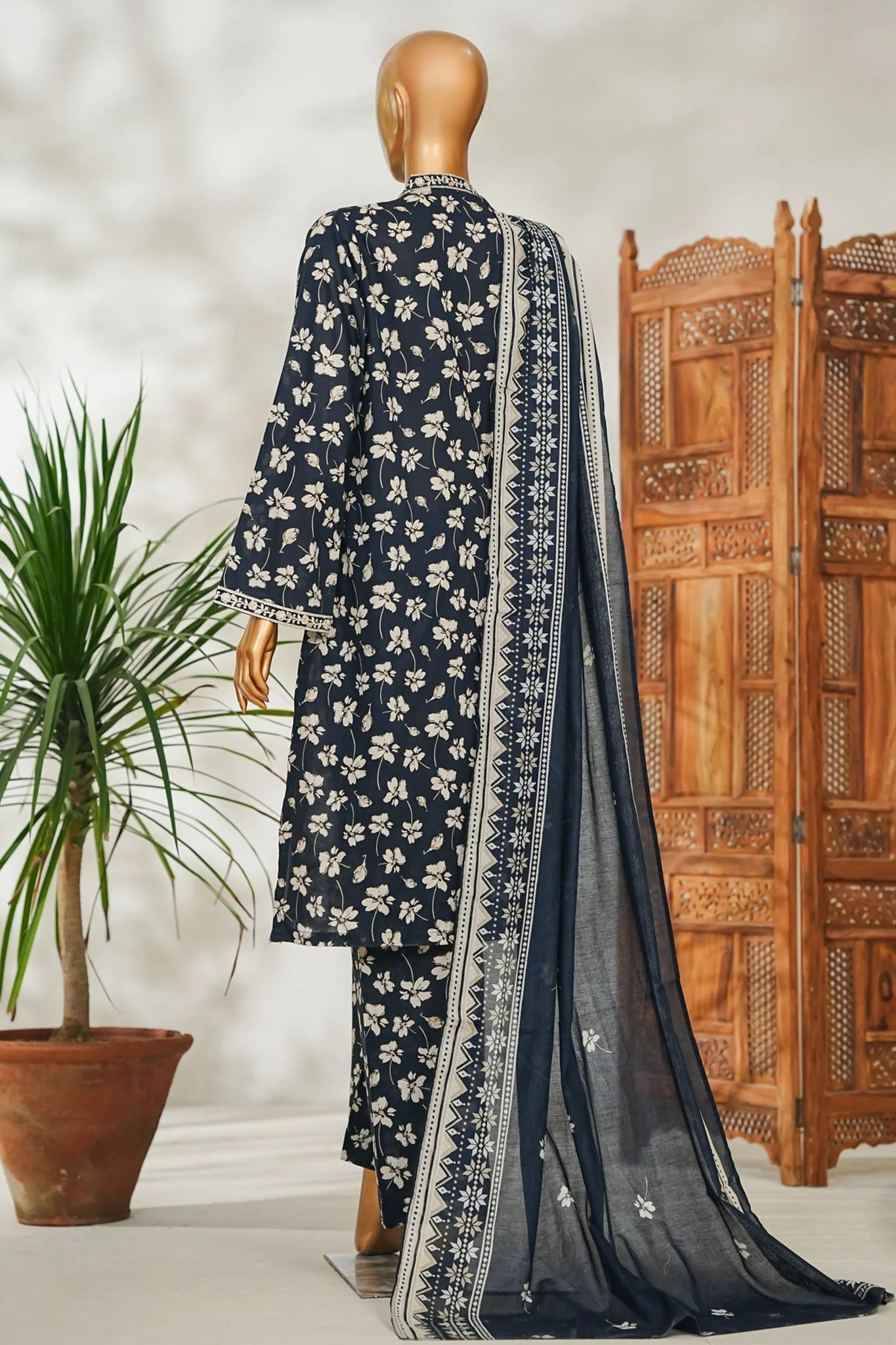 Stitched 3 Piece Exclusive Emb Lawn - Image 2