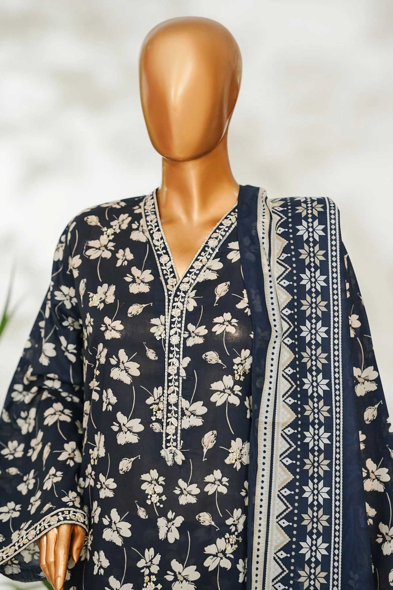 Stitched 3 Piece Exclusive Emb Lawn - Image 3